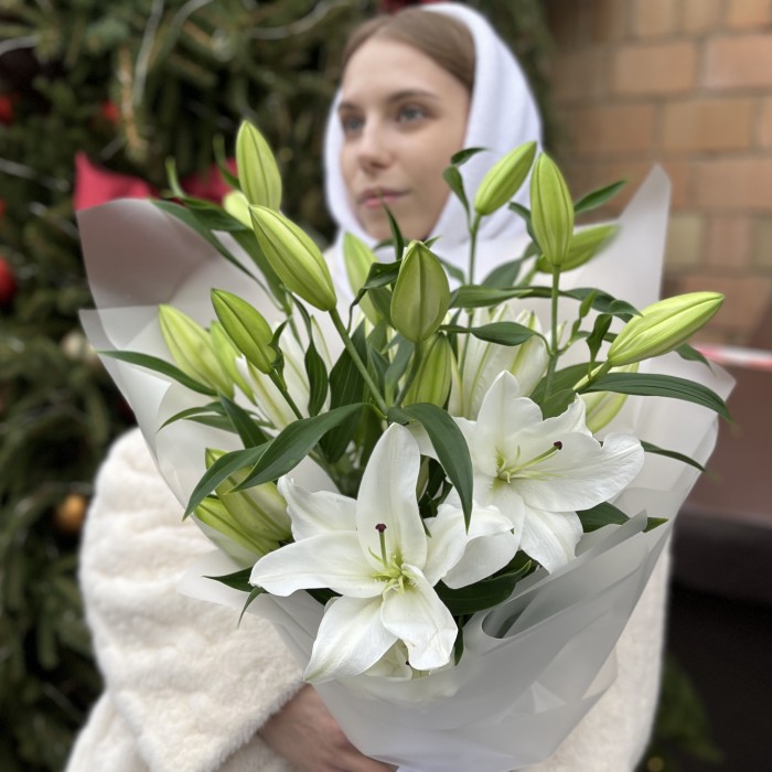 5 белых Восточных лилий